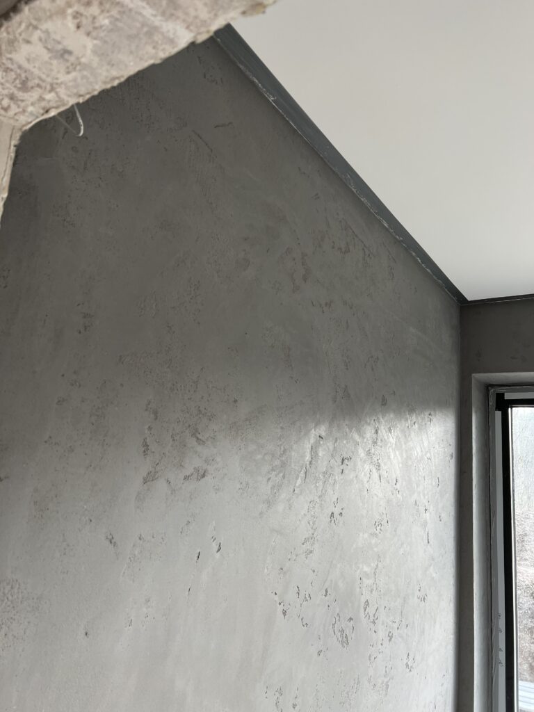 Tynk dekoracyjny imitujący beton, efekt surowej ściany